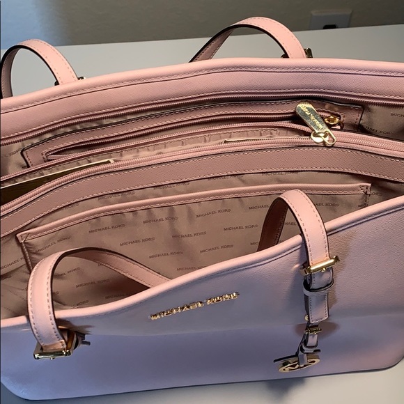 Michael Kors Tote. Blush. - Picture 2 of 3